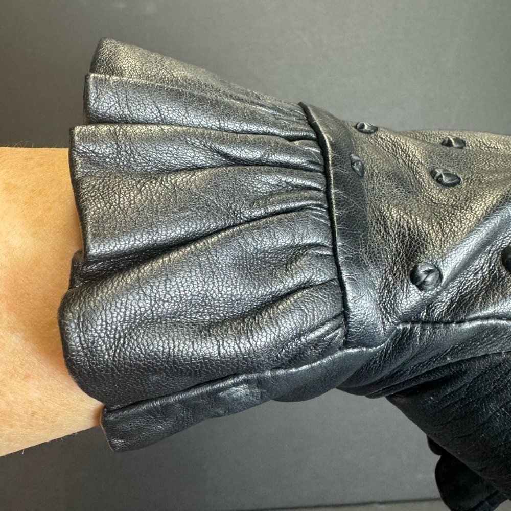 Ruffle and leather dots black leather gloves sz 7 Renee’s New York - Picture 6 of 8